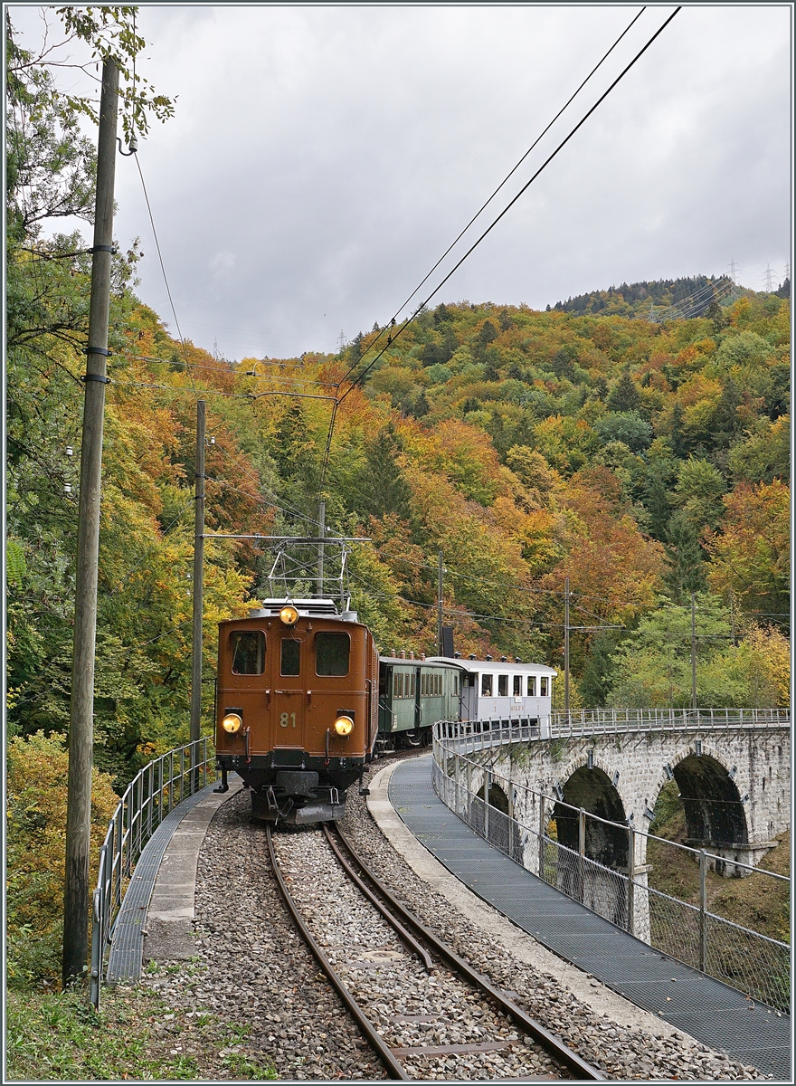 Die Blonay-Chamby Bernina Bahn Ge 4/4 81 auf dem Baye de Clarens Viadukt auf der Fahrt in Richtung Blonay.

11. Okt. 2020
