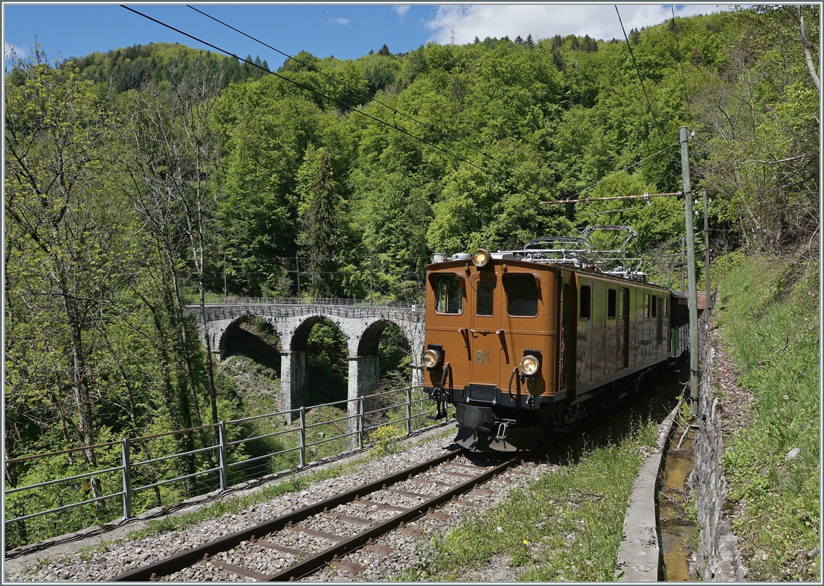 Die Blonay-Chamby Bernina Bahn Ge 4/4 81 auf dem Weg nach Chamby in der Schlucht der Baye de Clarnens. 

22. Mai 2021