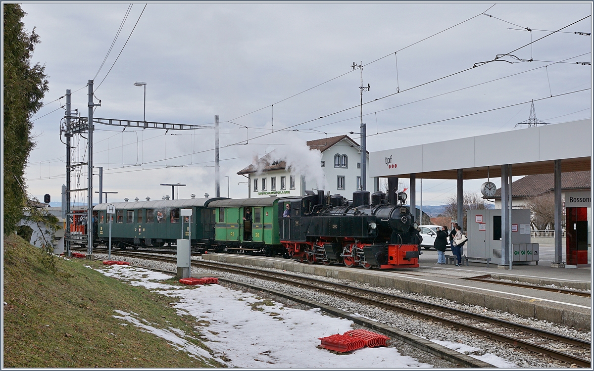 Die Blonay-Chamby G 2x 2/2 105 erreicht mit ihrem Extrazug nach Montbovon den wenig schmuckvollen Bahnhof von Bossennes. 

3. März 2019