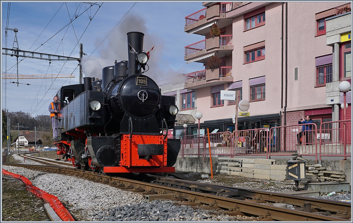 Die Blonay-Chamby G 2x 2/2 105 bei einer Rangierfahrt zum Umfahren ihres Zuges in Chatel St-Denis. Rechter Hand geht die Strecke weiter nach Bulle, links nach Palézieux und hinter meinem Rücken nach einer gut 60° Kurve steht der Bahnhof von Châtel St-Denis von wo aus früher die Fortsetzung der Strecke der CEV nach Vevey verlief. 

3. März 2019