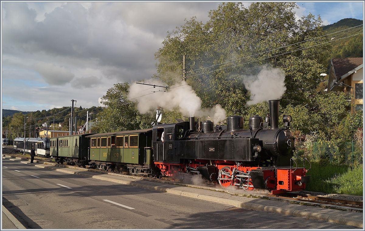 Die Blonay-Chamby G 2x 2/2 105 verlässt mit ihrem schmucken Zug Bloany Richtung Chanmby. 

5. Okt. 2019