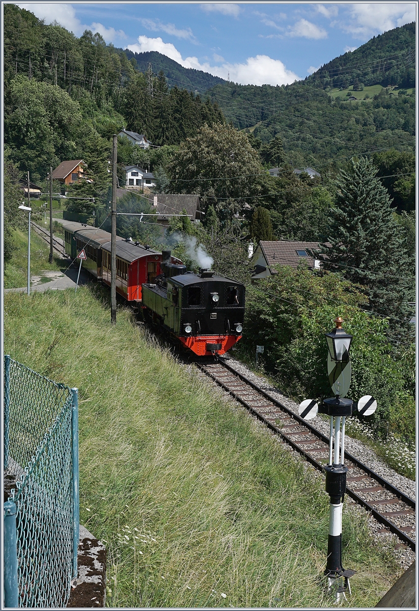 Die Blonay-Chamby G 2x 2/2 105 erreicht mit ihrem Zug das Einfahrsignal von Blonay, eine Hippschen Wendescheibe, welche dem Zug freie Fahrt zeigt.

26. Juli 202