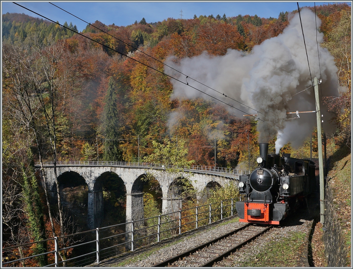 Die Blonay-Chamby G 2x 2/2 105 dampft zum Saison Abschluss (2021) durch die herbstliche Landschaft bei Vers chez Robert in Richtung Chamby.

31. Oktober 2021 