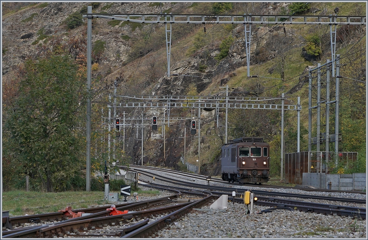 Die BLS Re 4/4 164 erreicht Lalden an der Lötschberg Südrampe.
25. Okt. 2017
