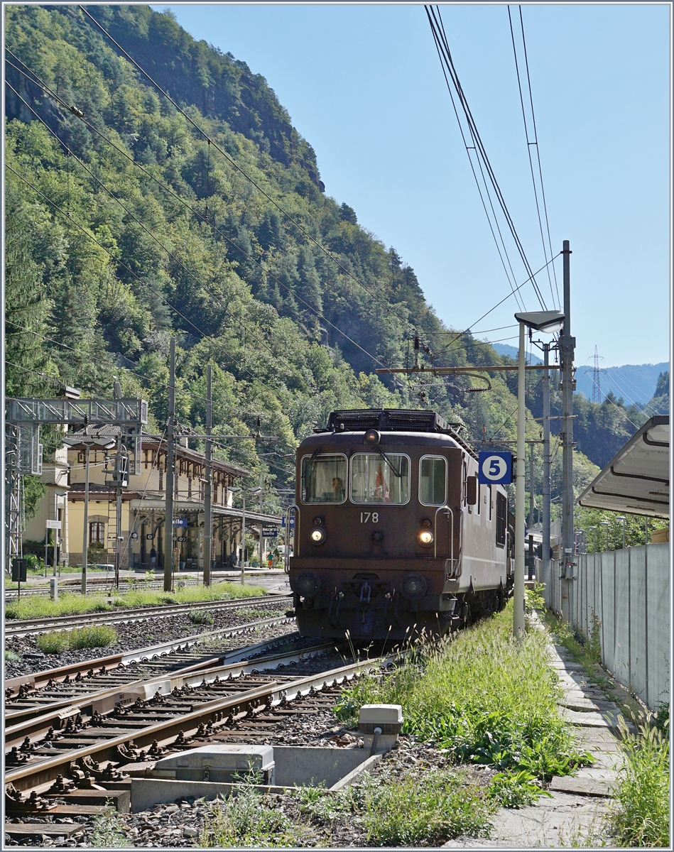 Die BLS Re 4/4 178  Schwarzenburg verlässt mit ihrem Tunnleautozug Iselle in Richtung Brig, Das Bild entstand am Ende des neu errichtete und zum Fotografieren sehr störende Zauns.

19. August 2020