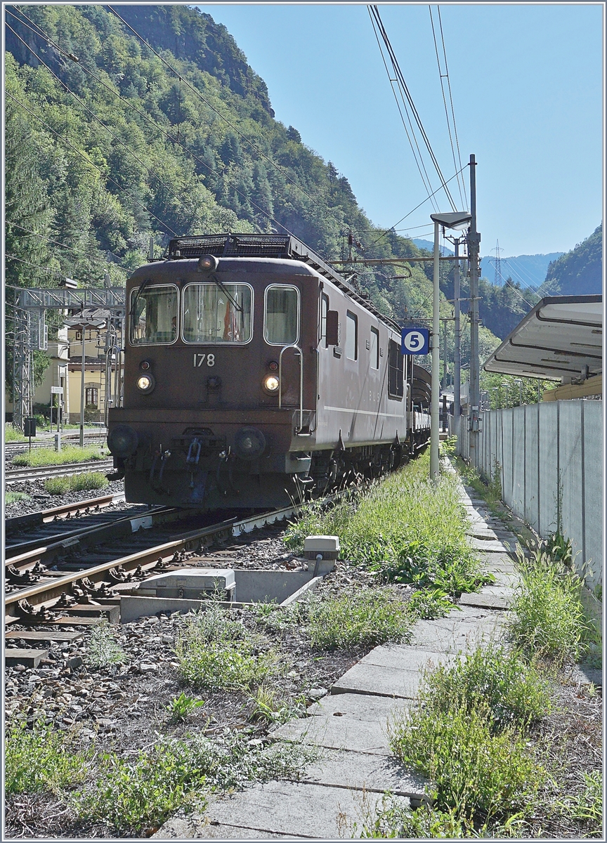 Die BLS Re 4/4  178  Schwarzenburg  verl�sst mit ihrem Tunnel-Auto-Zug Iselle in Richtung Brig.

19. August 2020