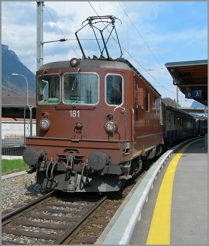 Die BLS Re 4/4 181 in Interlaken Ost.
23 April 2006