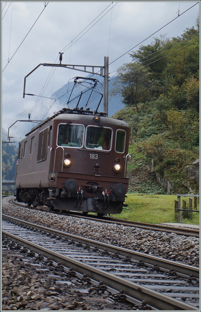 Die BLS Re 4/4 183 auf der Gotthard Nord Rampe kurz nach Wassen Nähe Pfaffensprung.
10.10.2014 