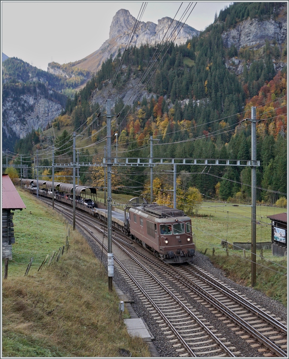 Die BLS Re 4/4  192 ist kurz vor Kandersteg mit einem Autoltunnel-Zug unterwegs. 

11. Okt. 2022