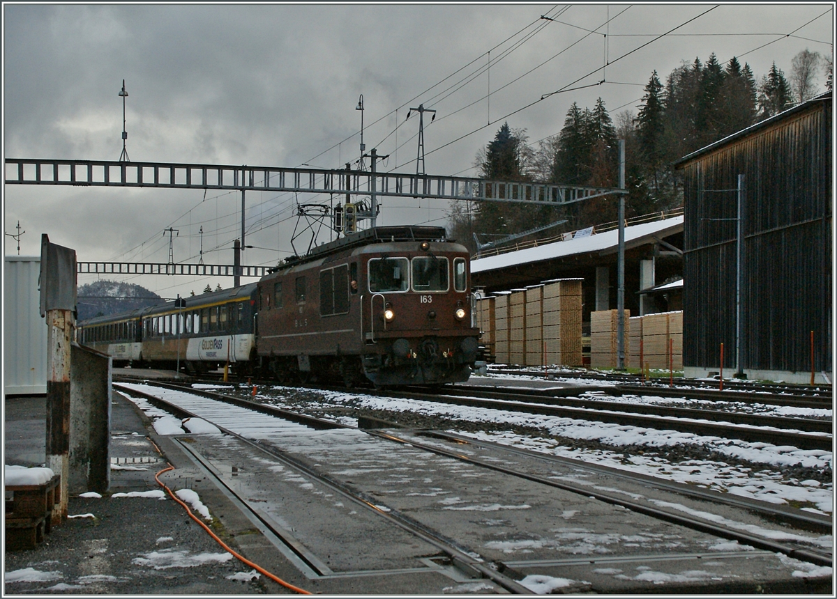 Die BLS Re 4/4 193  Grenchen  mit einem GoldenPass RE bei der Ausfahrt in Erlenbach.
24. Nov. 2013