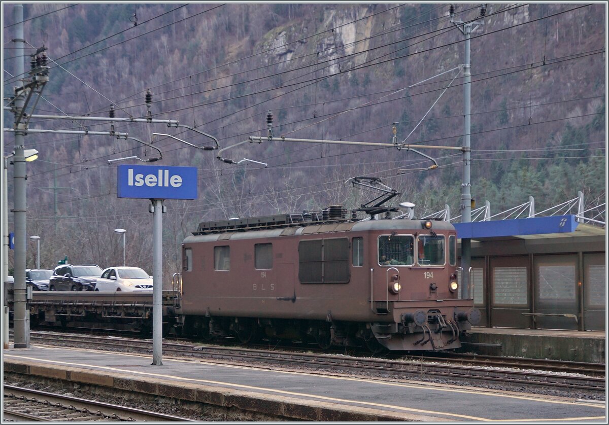 Die BLS Re 4/4 194 wartet mit ihrem Autotunnelzug (AT3) in Iselle auf die Abfahrt nach Brig. 

3. Jan. 2024