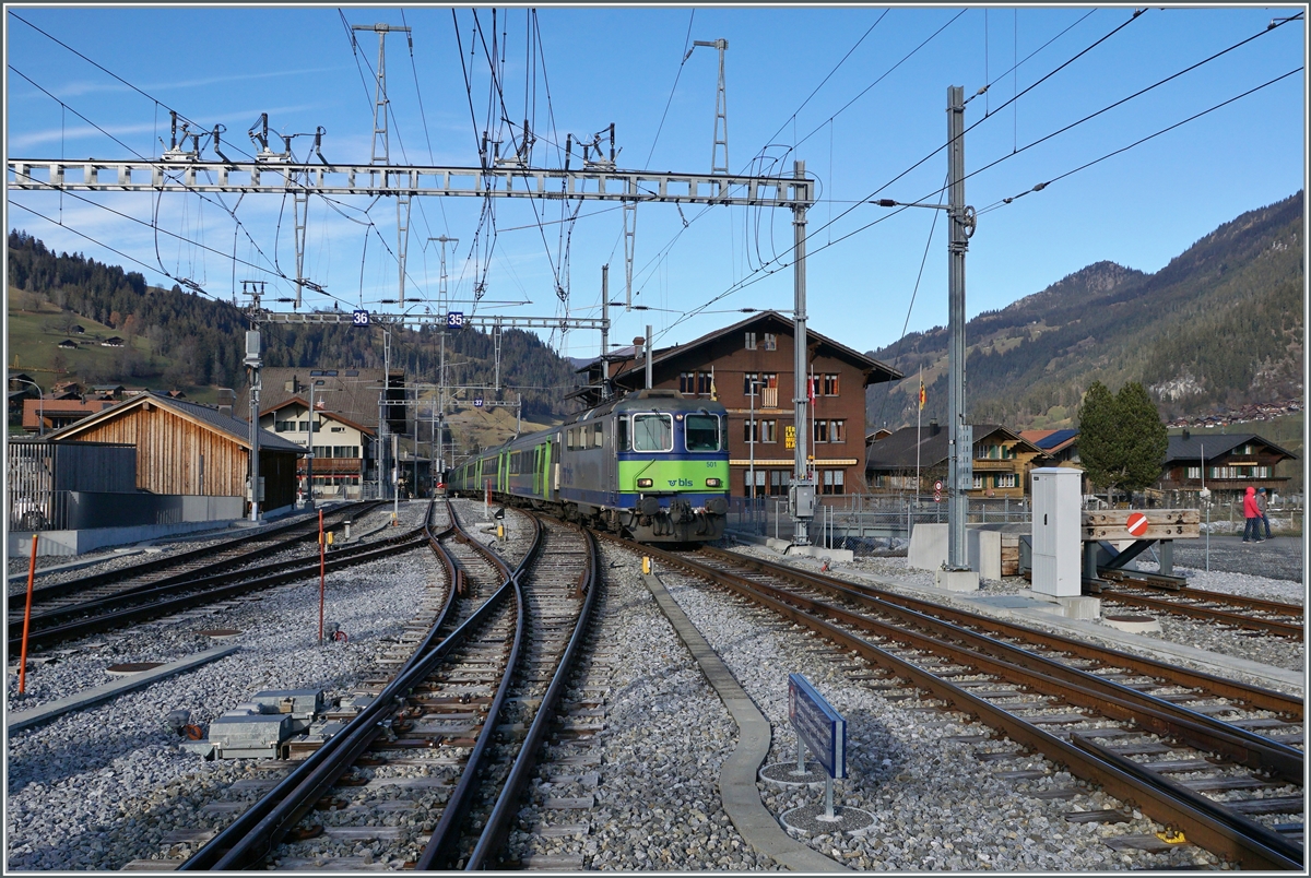 Die BLS Re 4/4 501 erreiht mit ihrem RE von Inerlaken Ost kommend den Bahnhof von Zweisimmen. 

25. Nov. 2020