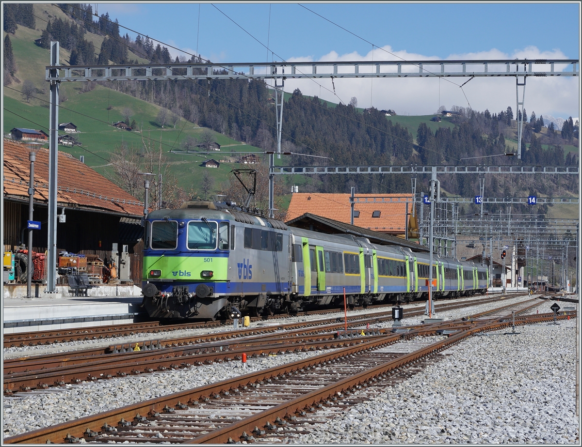 Die BLS Re 4/4 501 (ex SBB Re 4/4 II) wartet mit ihrem RE in Zweisimmen auf die Rückfahrt nach Interlaken Ost. Der Zug besteht aus EW III (es Swiss-Express Wagen). Auf dem Fahrplanwechsel im Dez 2021 verlor Lok und Zug die Leistung an Triebwagenzüge resp. ab 2022 z.T. an die GoldenPass Express Züge.

14.April 2021