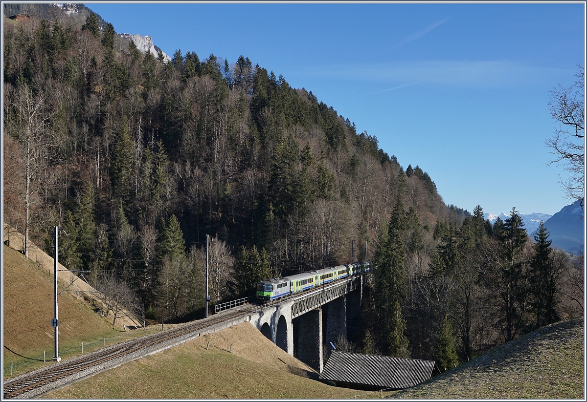 Die BLS Re 4/4 II 501 mit ihrem RE nach Zweisimmen auf der Bunschenbach Brücke kurz nach Weissenburg.

12. Jan. 2020