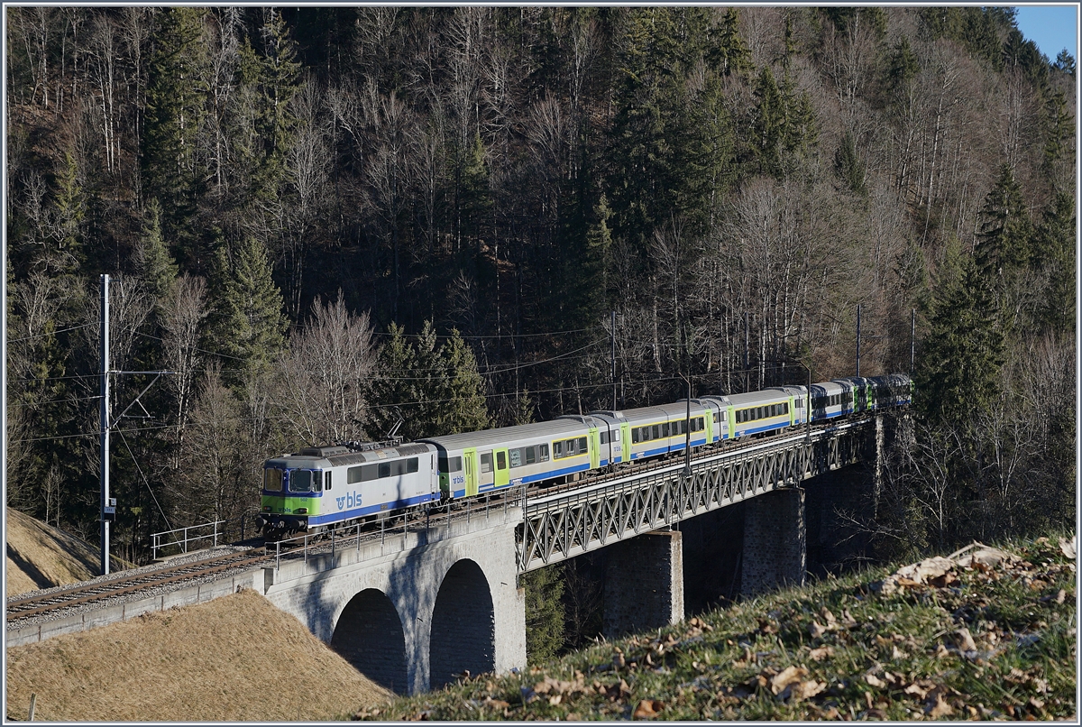 Die BLS Re 4/4 II 502 mit ihrem RE auf der Bunschenbach Brücke kurz vor Weissenburg auf dem Weg nach Interlaken Ost.

12. Jan. 2020 