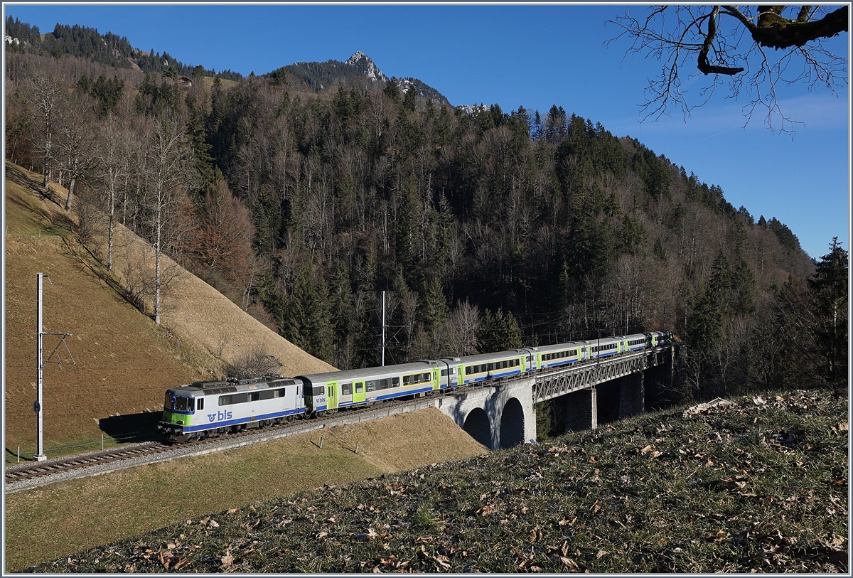Die BLS Re 4/4 II 502 ist mit ihrem RE kurz vor Weissenburg auf dem Weg nach Interlaken Ost.

12. Jan. 2020 
