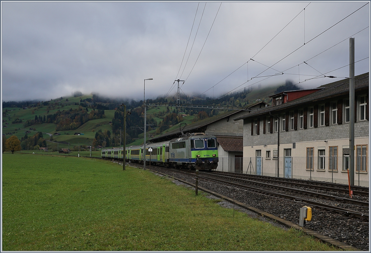 Die BLS Re 4/4 II 501 erreicht mit ihrem RE nach Spiez den Bahnhof von Boltigen.


22. Okt. 2019