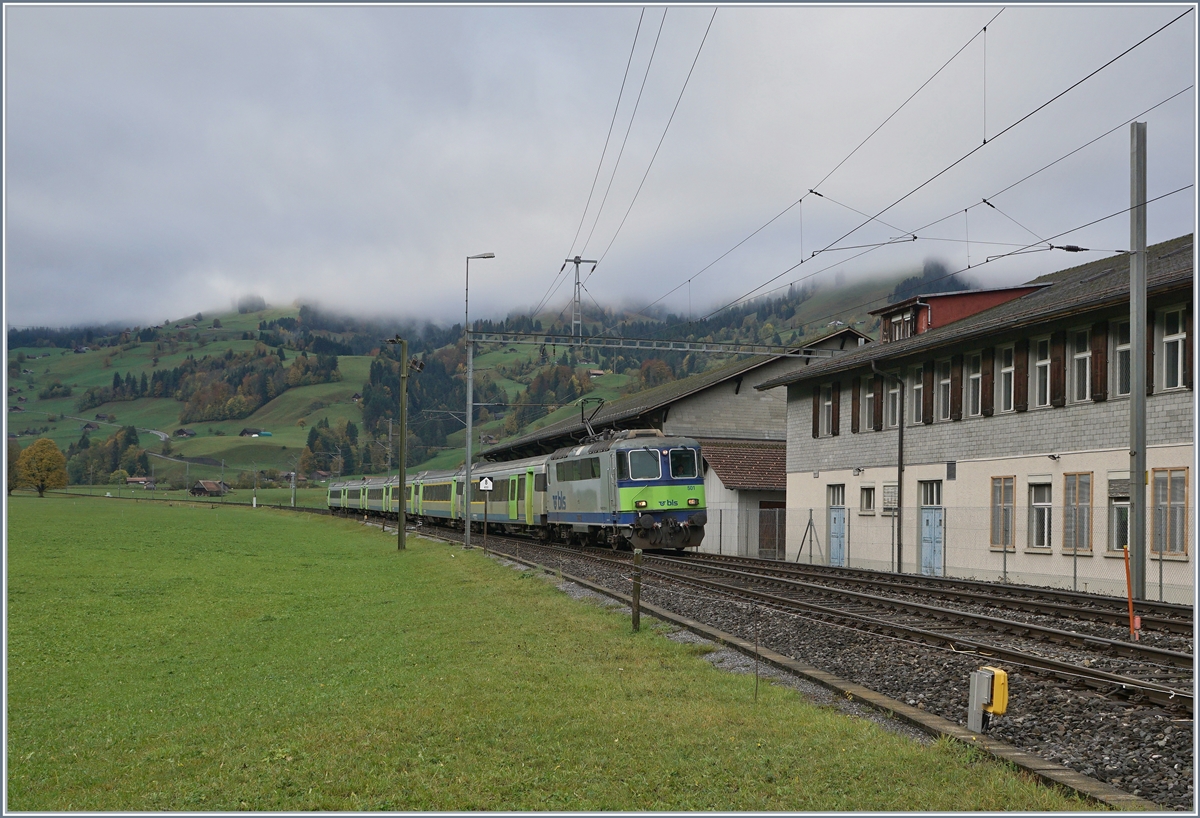 Die BLS Re 4/4 II 501 (ex SBB) erreicht mit ihrem RE nach Spiez den Bahnhof von Boltigen. 

22. Okt. 2019