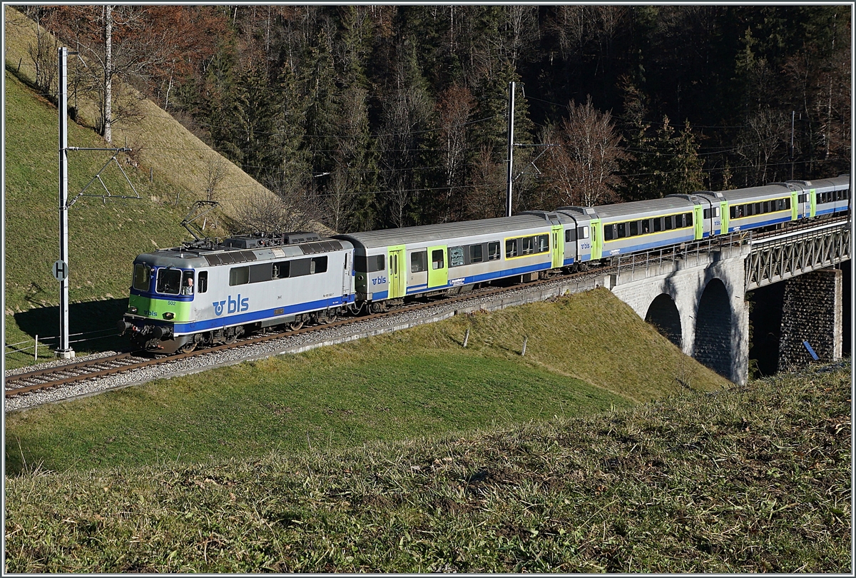 Die BLS Re 4/4 II 502 ist mit ihrem RE auf dem Weg von Interlaken Ost nach Zweisimmen und fährt bei Weissenburg über den Bunschenbach Viadukt.

25. Nov. 2020