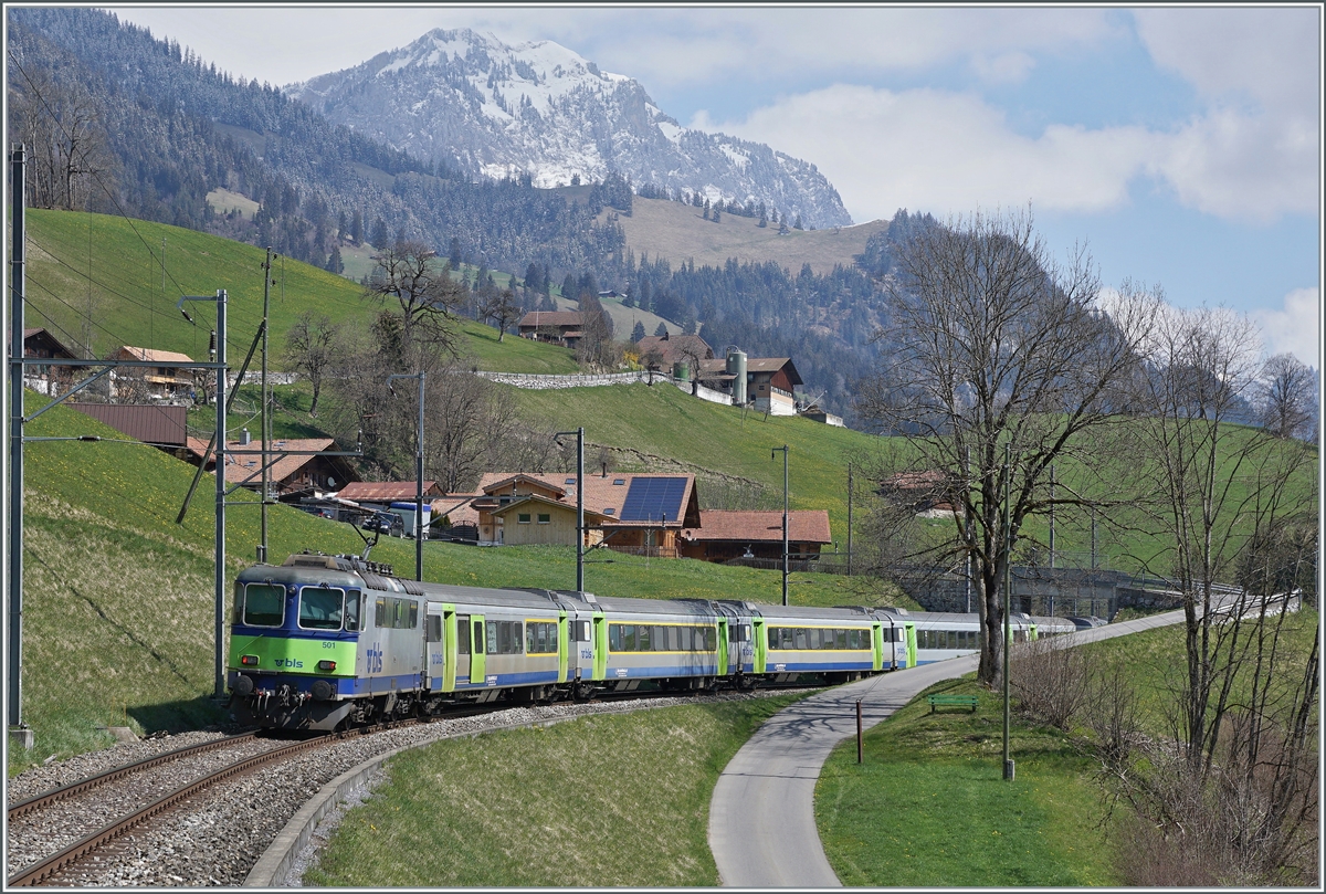 Die BLS Re 4/4 II 501 mit einem RE von Zweisimmen nach Interlaken bei Enge im Simmental. 

14. April 2021

