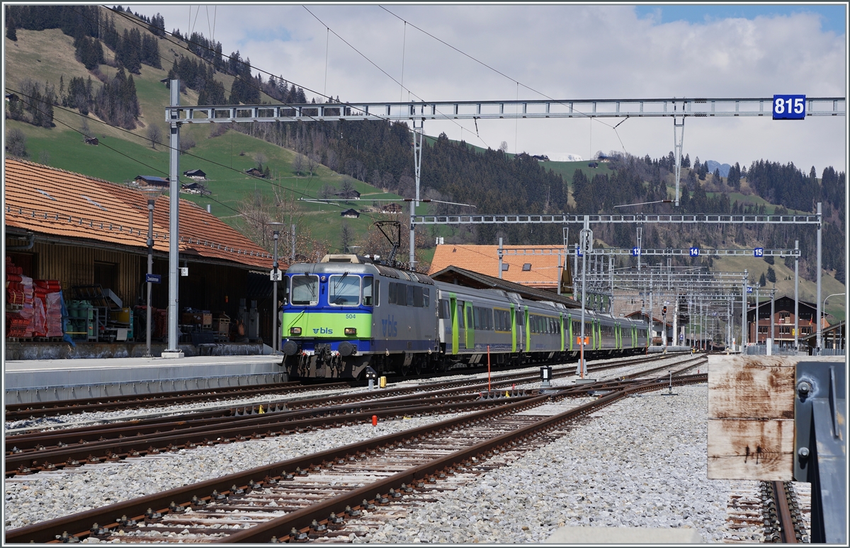 Die BLS Re 4/4 II 504 hat mit ihrem RE von Interlaken Ost ihr Ziel Zweisimmen erreicht. 

14. April 2021