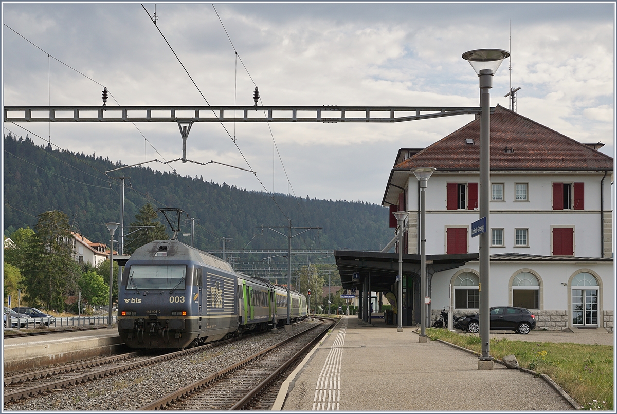 Die BLS Re 465 003 wartet in Les Hauts-Geneveys auf die Abfahrt nach La Chaux-de Fonds.

12. Aug. 2020