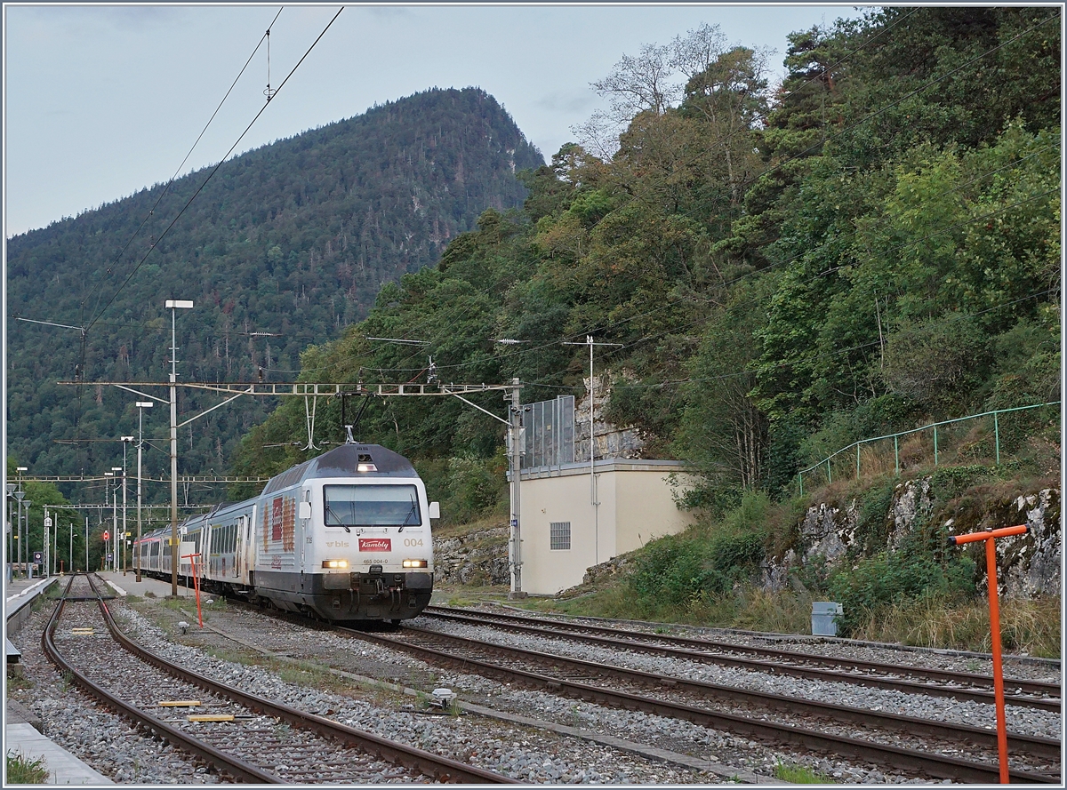 Die BLS Re 465 004  Kambly  mit ihrem RE 3910 Bern - La Chaux-de-Fonds beim Fahrtrichtungswechsel in der Spitzkehre von Chambrelien.

13. August 2019