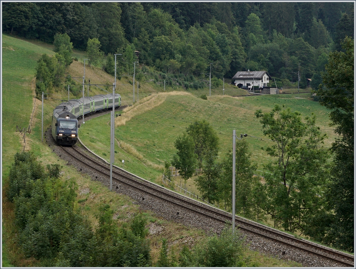 Die BLS Re 465 006 ist mit ihrem RE nach Bern kurz vor Les Hauts-Geneveys unterwegs.

12. Aug. 2020