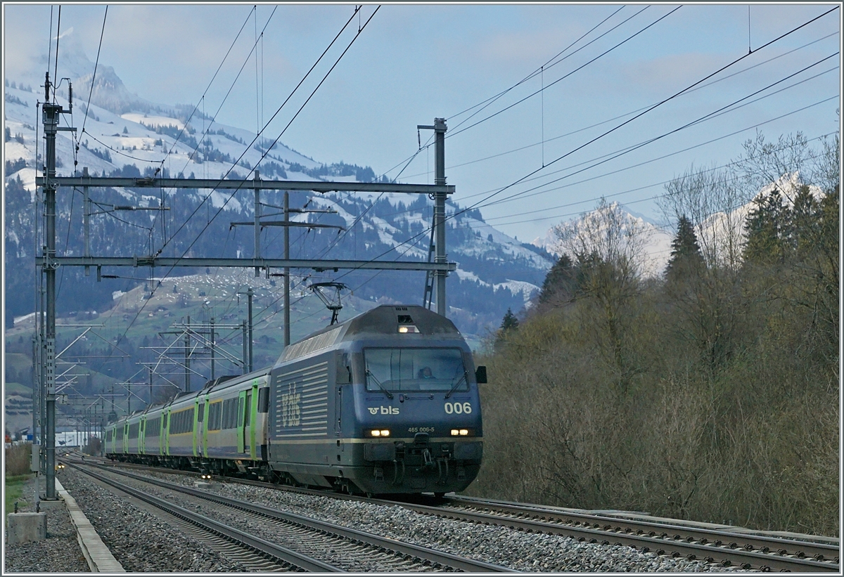 Die BLS Re 465 006 erreicht mit ihrem aus EW III Wagen formierten Regionalzug von Frutigen nach Spiez den Bahnhof von M�lenen. 

14. April 2021