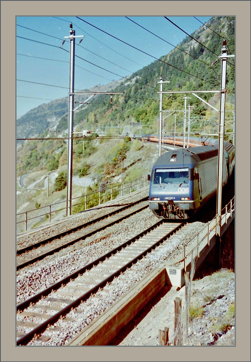 Die BLS Re 465 006 ist bei Hohtenn auf der BLS Südrampe mit dem EC  Monteverdi  Bern / (Genève) - Brig - Venezia unterwegs.

Analogbild vom Mai 1995
