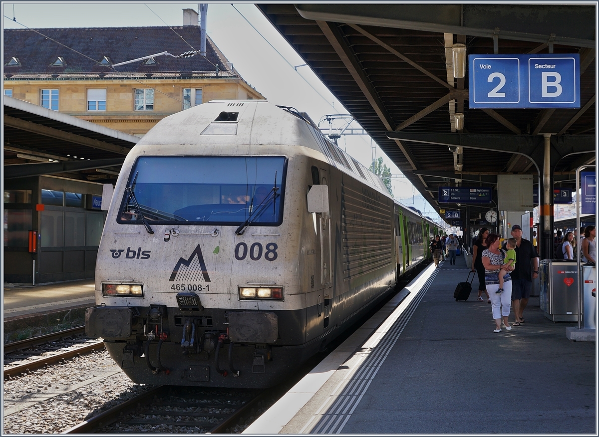 Die BLS Re 465 008-1 bespannt einen RE von La Chaux-de-Fonds nach Bern und konnte beim kurzen Halt in Neuchâtel fotografiert werden. 
11. August 2018