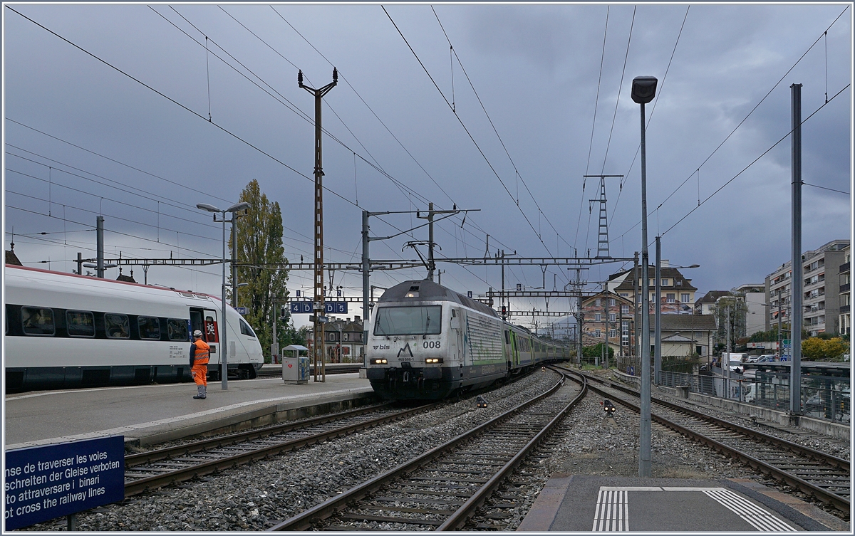 Die BLS Re 465 008-1 mit ihrem RE nach Bern bei der Bereitstellung in Neuchâtel. 

05. Nov. 2019
