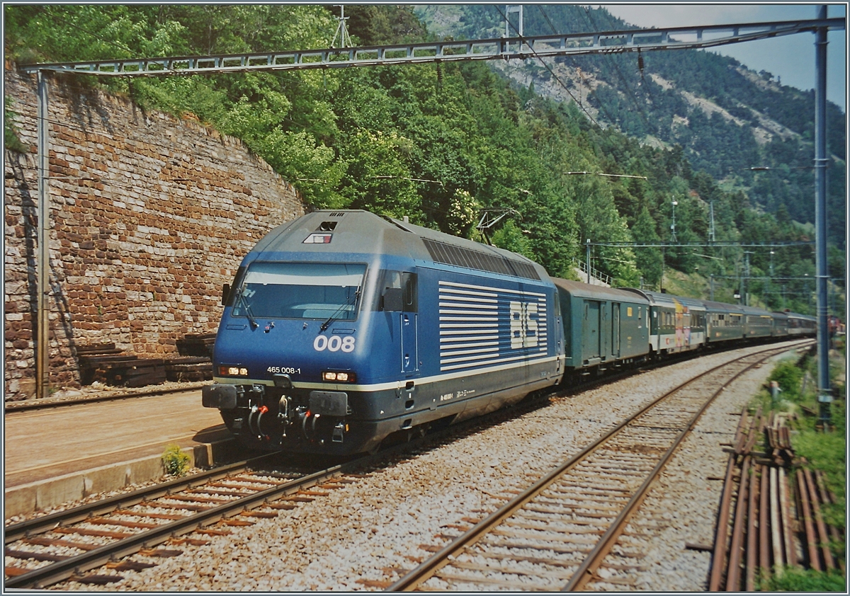 Die BLS Re 465 008-1 ist mit einem IC bei Hohtenn auf der Fahrt in Richtung Bern. 

Analogbild vom Juni 1996