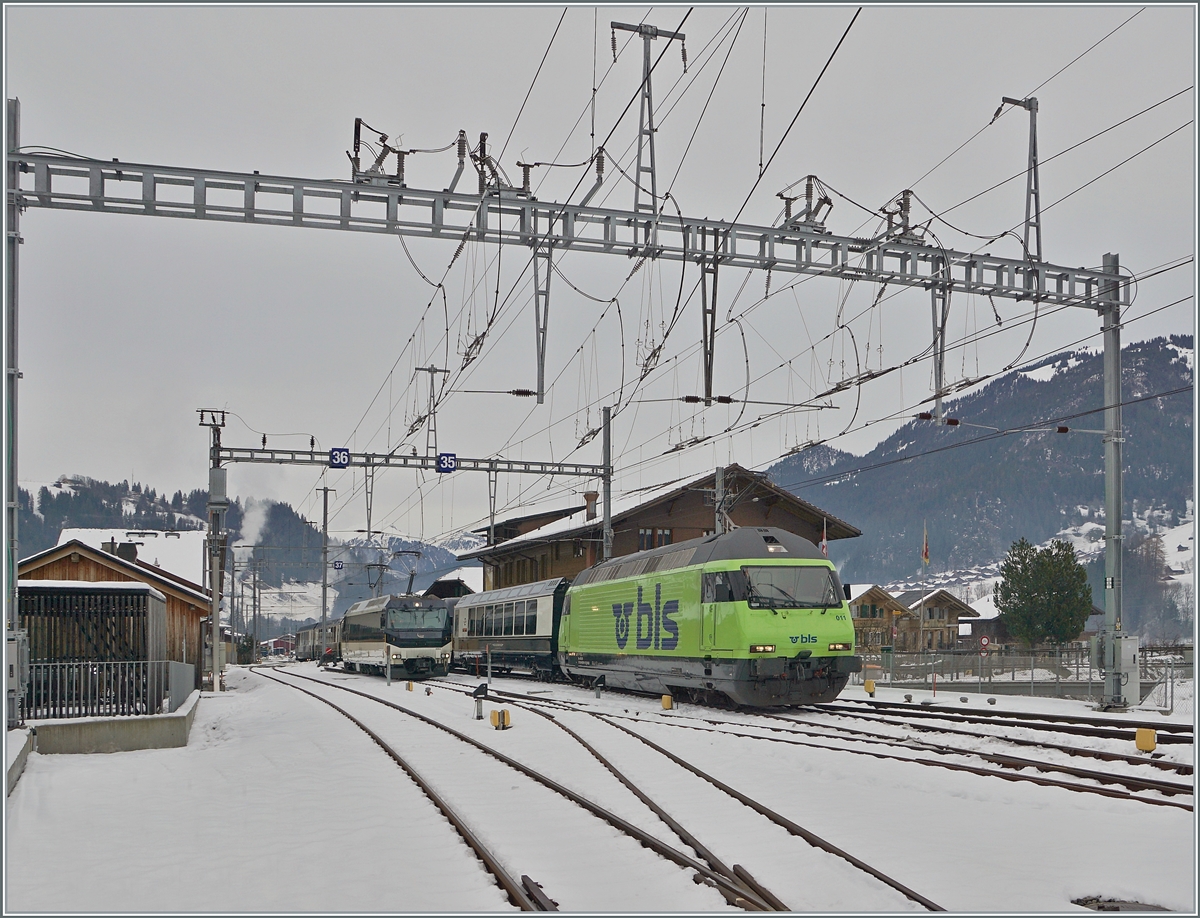 Die BLS Re 465 011 erreicht mit ihrem GoldenPass Express GPX 4065 von Interlaken Ost nach Montreux den Spurwechselbahnhof Zweisimmen. Im Hintergrund wartet die MOB Ge 4/4 8002 welche die Traktion des Zugs auf der schmalspurgien MOB �bernehmen wird.

15. Dezember 2022