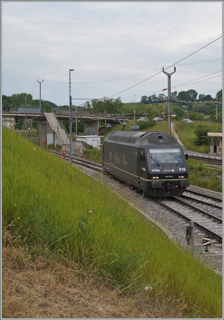 Die BLS Re 465 018 (UIC N° 91 85 4465 018-0 CH-BLS) in Vufflens la Ville.
3. Juni 2014
