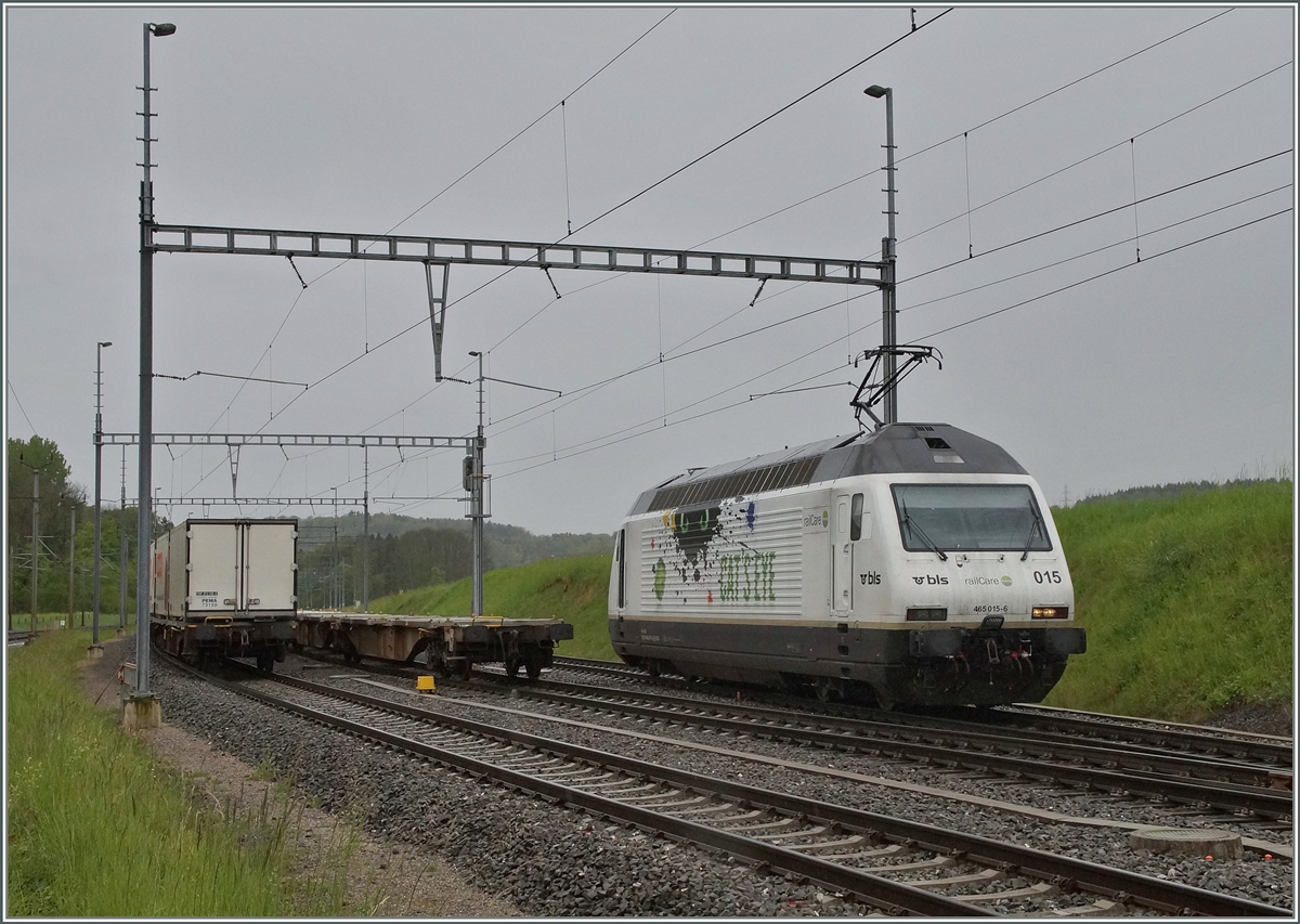Die BLS Re 465 465 015 (UIC N°: 91 85 4465 015 6)  CAT'S EYE  setzt in Vufflens la Ville um und setzt sich kurz darauf vor die Abfuhr. 
28. April 2014