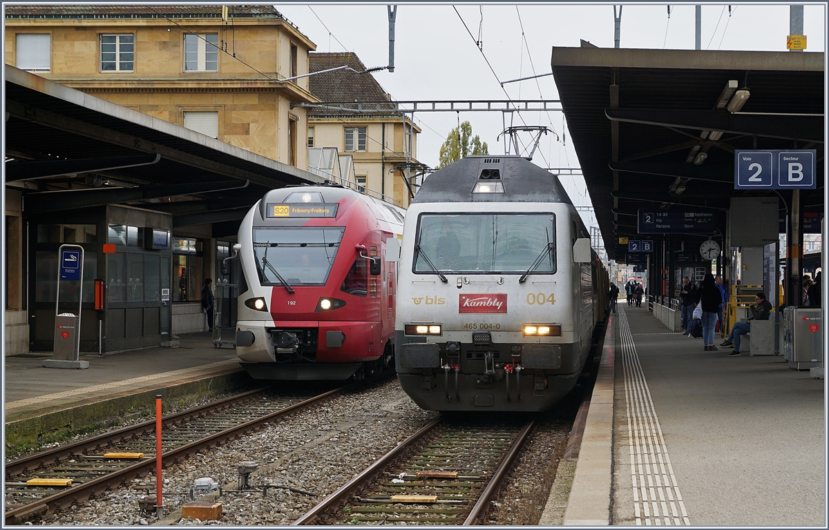 Die BLS Re 465  Kambly  mit ihrem passenden Zug und ein TPF Flirt in Neuchatel. 

29. Okt. 2019