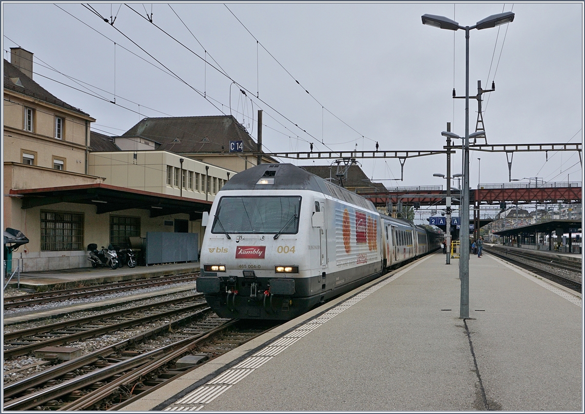 Die BLS Re 465  Kambly  mit ihrem passenden Zug in Neuchatel.

29. Okt. 2019