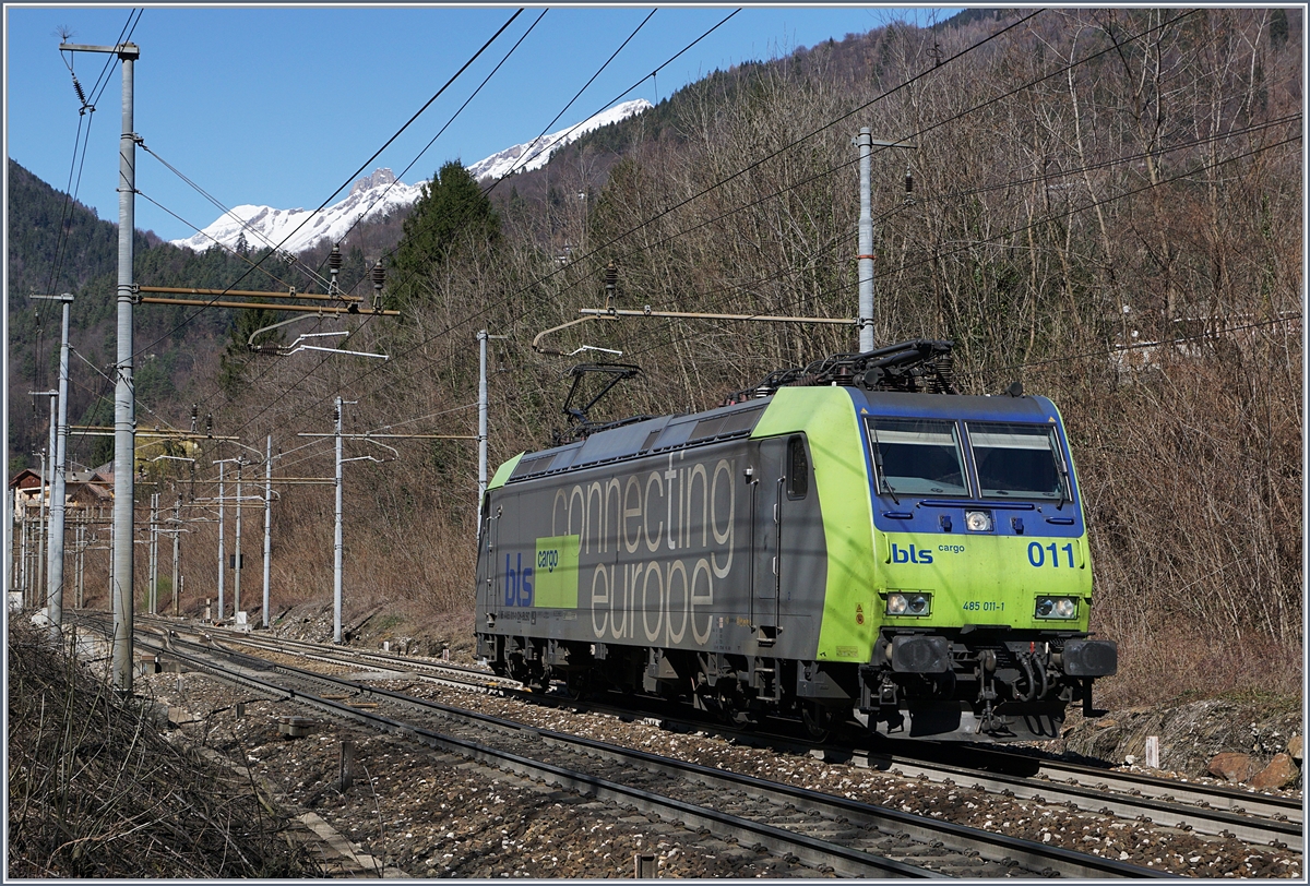 Die BLS Re484 011-1 bei Varzo. 

11. März 2017
 