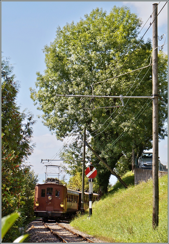 Die BOB HGe 3/3 29 auf der Fahrt nach Chaulin beim Einfahrtsignal von Blonay . 
13. Sept. 2014