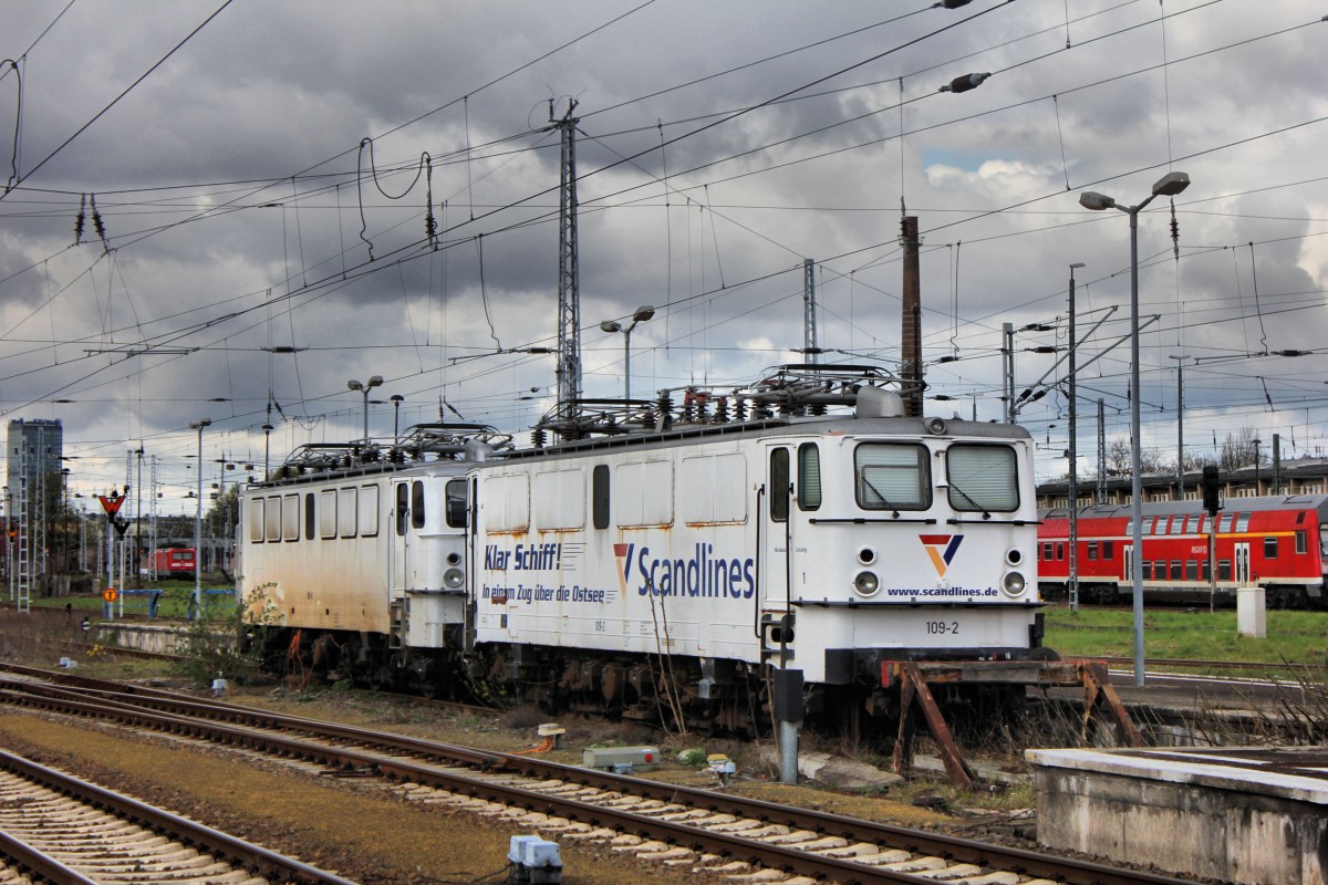 Die BR 109 013-3 steht am 18.04.2015 mit Ihrer Schwester in Berlin Lichtenberg Abgestellt.