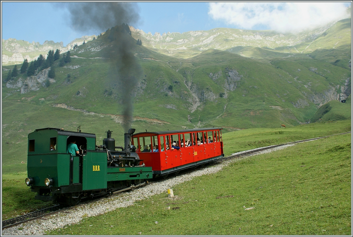 Die BRB HG 2/3 N° 5 dampft mit einen Vorstellwagen Bergwärts.
Chuamad, den 30 Aug. 2013