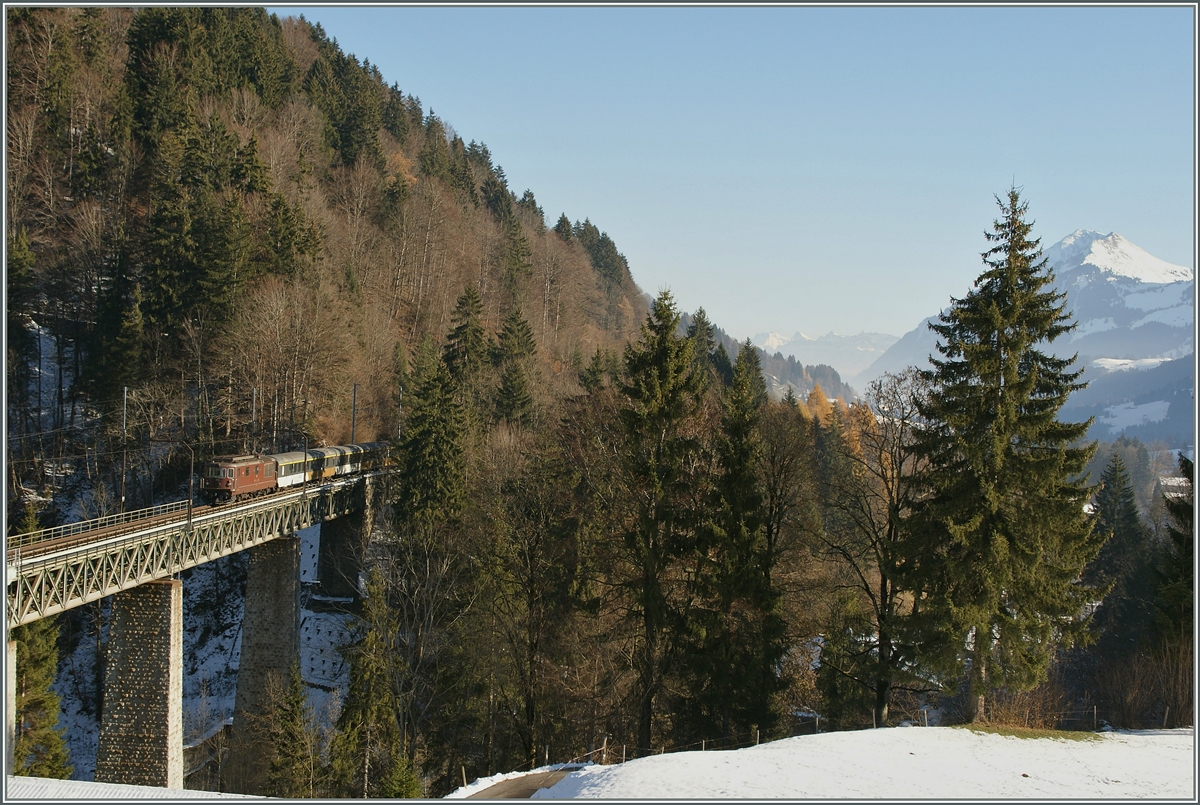 Die Bunschenbachbrücke bei Weisenburg mit einem BLS GoldenPass RE mit einer BLS Re 4/4 (Re 425) an der Spitze.

5. Dez. 2013