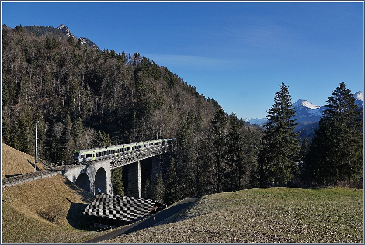 Die Bunschenbachbrücke bei Weisenburg mit einem BLS RABe 535  Lötschberger . 

12.01.2020