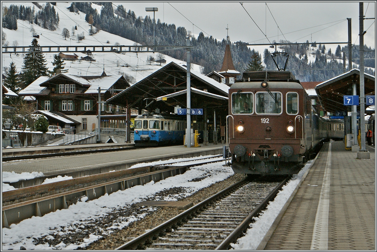 Die bunte Variante des BB.de S/W Bildes: MOB ABDe 8/8 4002 und BLS Re 4/4 192 in Zweisimmen.
24.11.2013