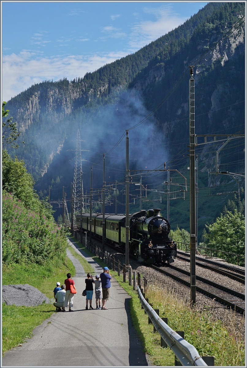 Die C 5/6 2978  Elefant  erreicht mit ihrem SRF (Schweizerfernsehn) Dampf-Extrazug Göschenen.
28. Juli 2016