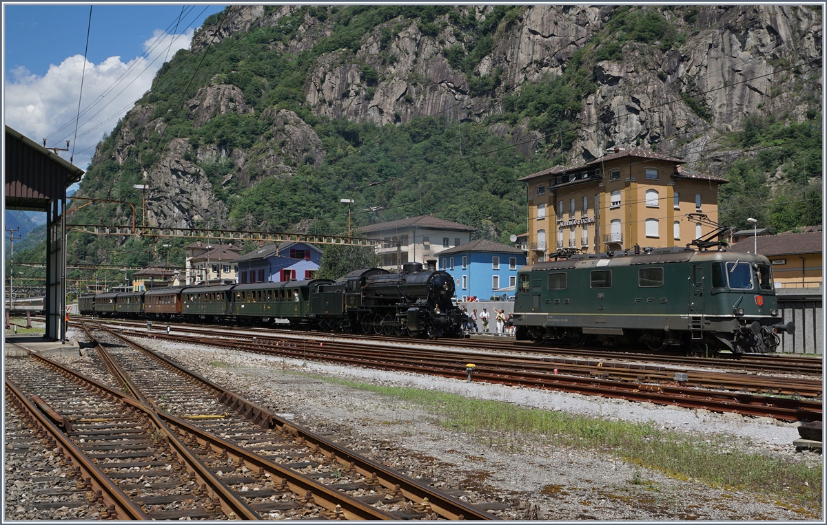 Die C 5/6 2978  Elefant  erhöalt, ETCS bedingt, in Bodio eine Vorspanlok.
28. Juli 2016