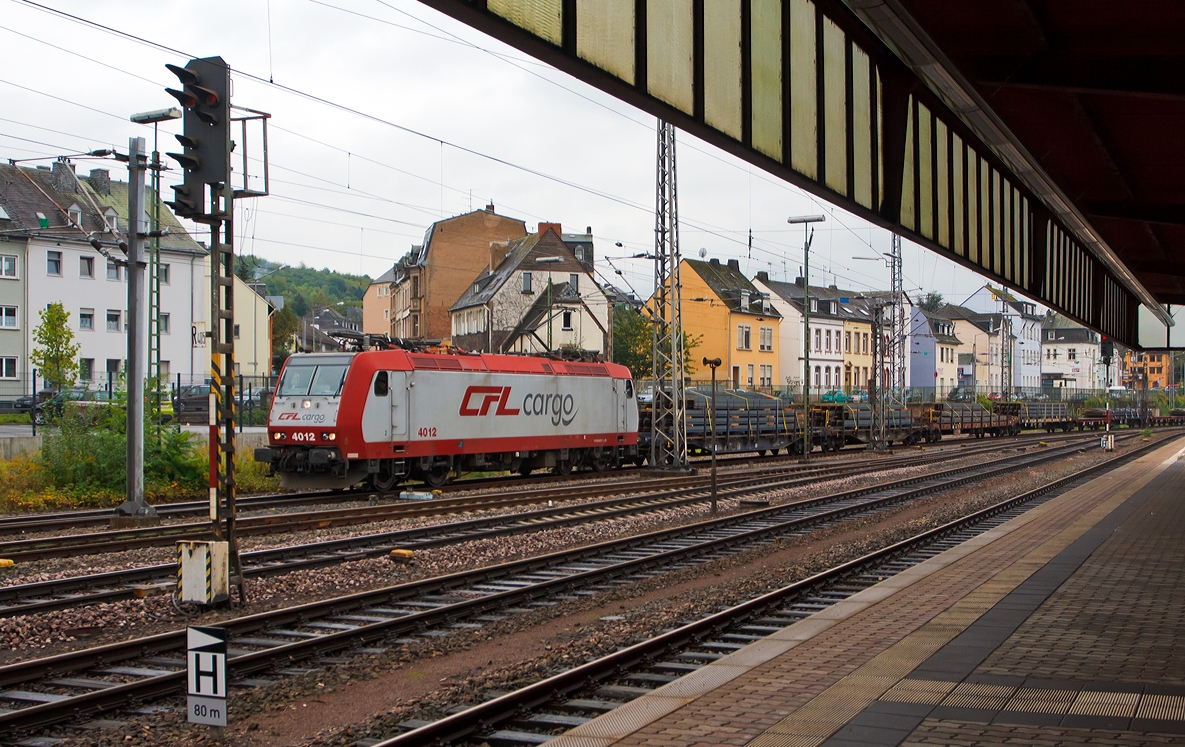 Die CFL Cargo 4012 zieht am 05.10.2013 einen mit Stahlprofilen beladenen Güterzug durch den Hbf Trier, sie kommt aus Richtung Luxemburg.