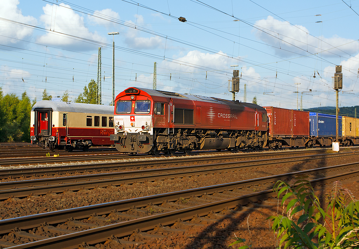 
Die Crossrail DE 6302  FEDERICA  fährt mit einem Containerzug am 14.06.2014 durch Koblenz-Lützel in Richtung Norden. 

Die GM-EMD JT42CWR wurde 2003 unter der Fabriknummer 20038513-7  gebaut, der Eigentümer ist die KBC Lease N.V. in Brüssel, die in Deutschland aber eingestellt ist (NVR-Nummer 92 80 1266 034-8 D-XRAIL und EBA-Nummer EBA 00L13C 034)