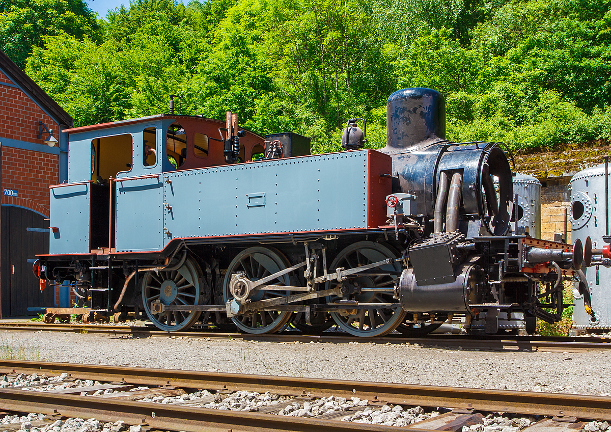 Die Dampflok AMTF Nr. 12 der Museumsbahn Train 1900,  eine Preußische T 7, am 16.06.2013 vor dem Lokschuppen in Fond de Gras (L), seit 2014 ist sie auch wieder betriebsfähig. 

Die Preußische T 7 wurde 1903 von der Hannoversche Maschinenbau Actien-Gesellschaft vorm. Georg Egestorff in Linden vor Hannover (ab 1912 in HANOMAG verkürzt) unter der Fabriknummer 4018 gebaut und ab die Deutsch-Luxemburgische Bergwerks- und Hütten-AG in Deutsch-Luxemburgische Bergwerks- und Hütten-AG in Differdingen (später HADIR und danach ARBED) als Nr. 2 geliefert. Im Jahre 1973 ging sie an die neu entstandene  Museumsbahn  „Train 1900“ der AMTF (Association des Musée et Tourisme Ferroviaires) a.s.b.l in Fond-de-Gras.

Obwohl sie nie eine Staats- bzw. Länderbahnlok war so ist die Lok eine Preußische T 7 (wie spätere DR 89.78). Die Gruppe T 7 der Preußischen Staatseisenbahnen waren Güterzugtenderlokomotiven der Achsfolge C, die hauptsächlich im schweren Verschub eingesetzt wurden. Dabei handelte es sich nicht um eine Baureihe im heutigen Sinne aus exakt gleichen Maschinen, die zwischen 1881und 1903 gebaut wurden. Von den über 460 Maschinen, existierten nach dem Zweiten Weltkrieg nur noch einige Exemplare bei Privat- und Werksbahnen.

Heute sind nur noch zwei preußische T 7 erhalten geblieben,  neben dieser in Luxemburg, in Polen noch die Breslau 1839 (ex PKP TKh2-12).


TECHNISCHE DATEN:
Gebaute Anzahl: 467
Hersteller: 	Borsig, Grafenstaden, Hanomag, Hohenzollern, Union-Gießerei, Vulcan
Baujahre: 	1881–1903
Bauart:  C n2
Gattung:  Gt 33.14
Spurweite: 	1.435 mm (Normalspur)
Länge über Puffer:  9.560 mm
Dienstgewicht: 	42,0 t
Höchstgeschwindigkeit:  45 km/h
Treibraddurchmesser: 	1.330 mm
Zylinderanzahl: 	2
Zylinderdurchmesser: 	430 mm
Kolbenhub: 630 mm
Kesselüberdruck: 12 bar
